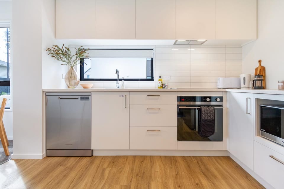 Coffee/tea facilities, Kitchen or kitchenette, Decorative detail, dishwasher, oven, stove, toaster