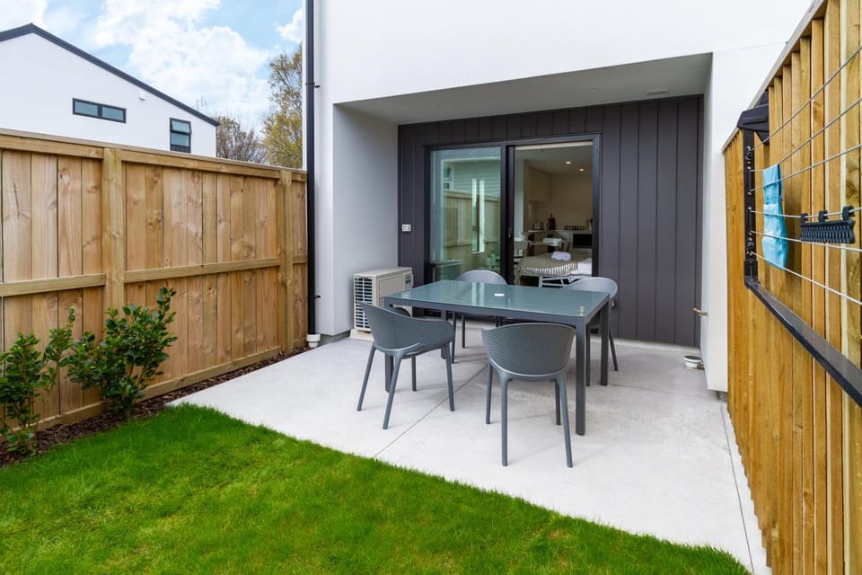Property building, Patio, Day, Garden, Balcony/Terrace, Dining area, Garden view