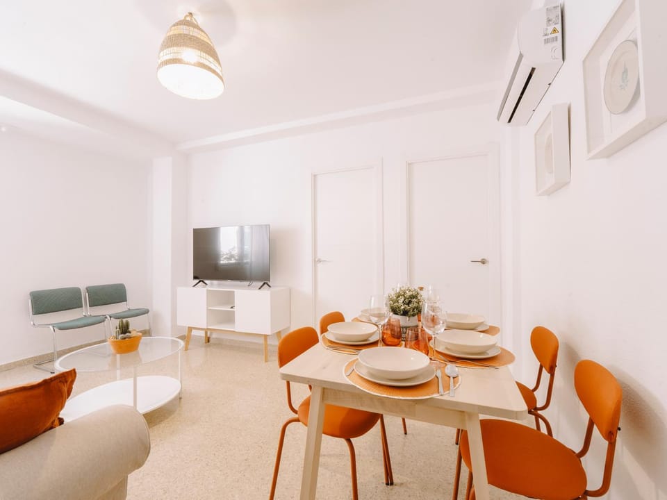 Communal lounge/ TV room, TV and multimedia, Dining area, heating, air conditioner