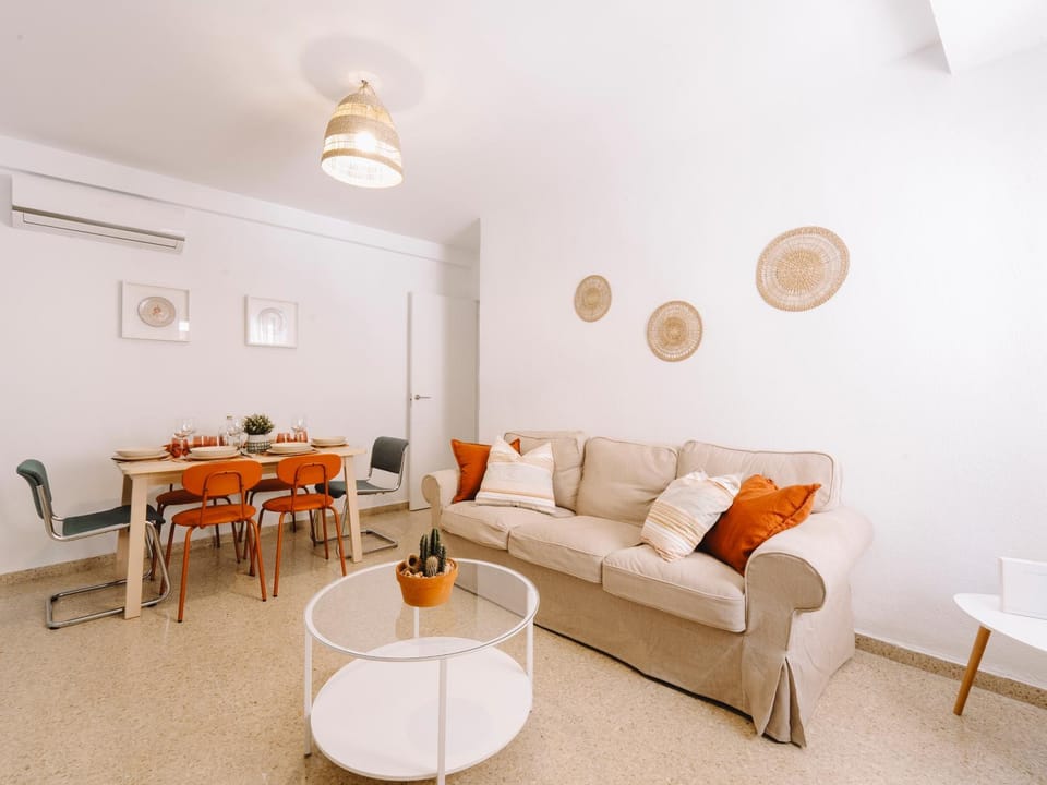 Communal lounge/ TV room, Living room, Dining area, heating, air conditioner