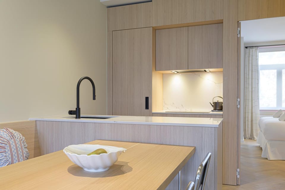 Kitchen or kitchenette, Dining area