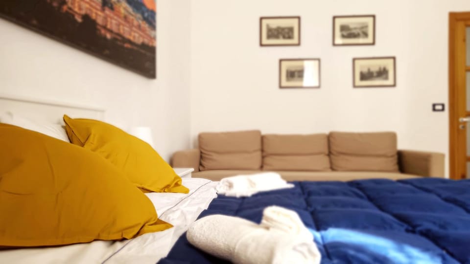 Bed, Bedroom, group of guests