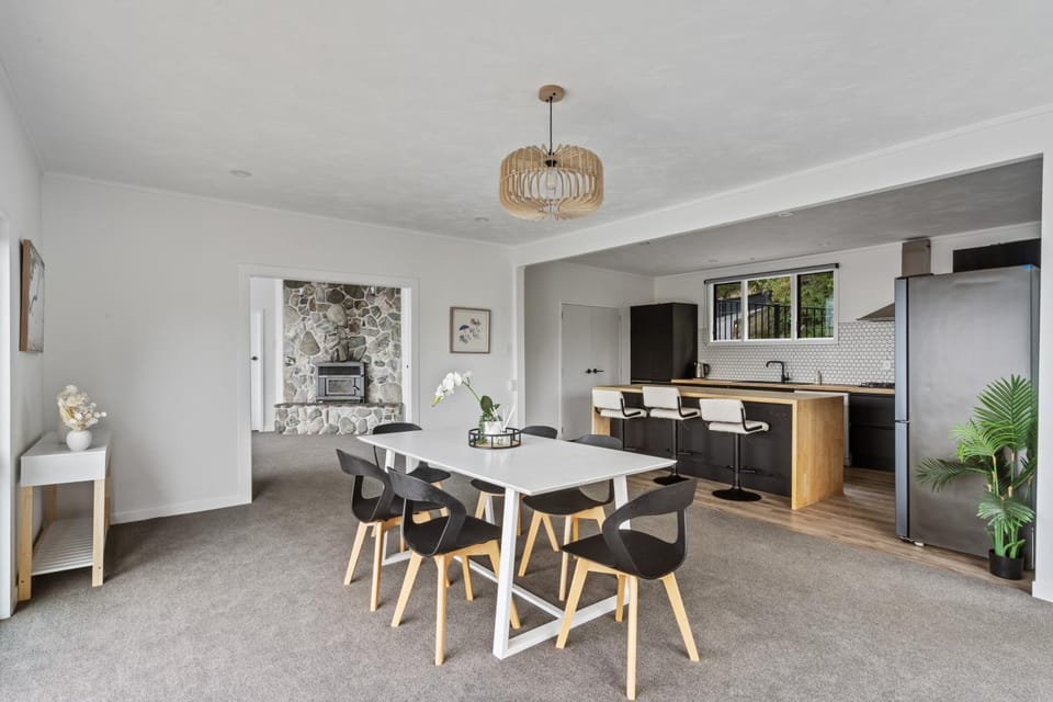 Kitchen or kitchenette, Seating area, Dining area