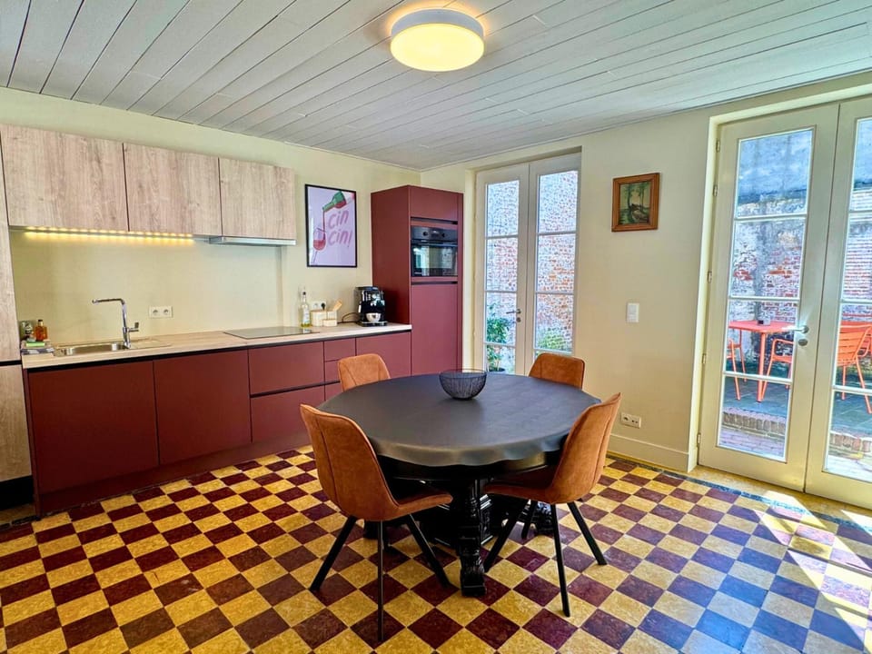 Coffee/tea facilities, Kitchen or kitchenette, Dining area, microwave, oven, stove, kitchen