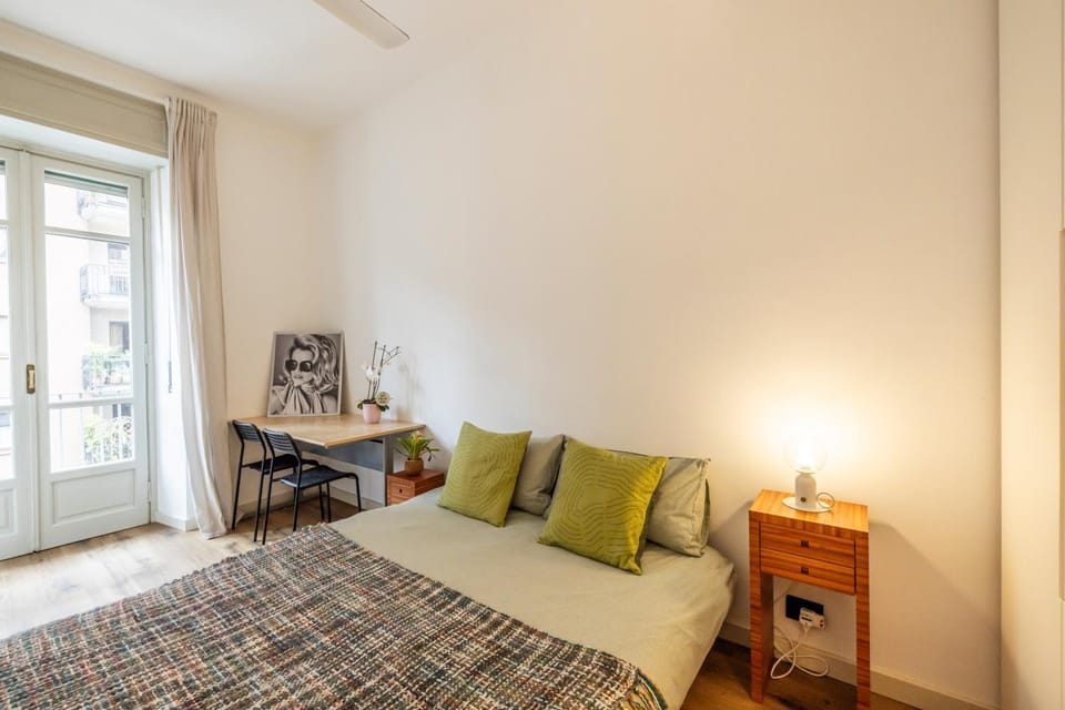 Bed, Photo of the whole room, Seating area, Bedroom