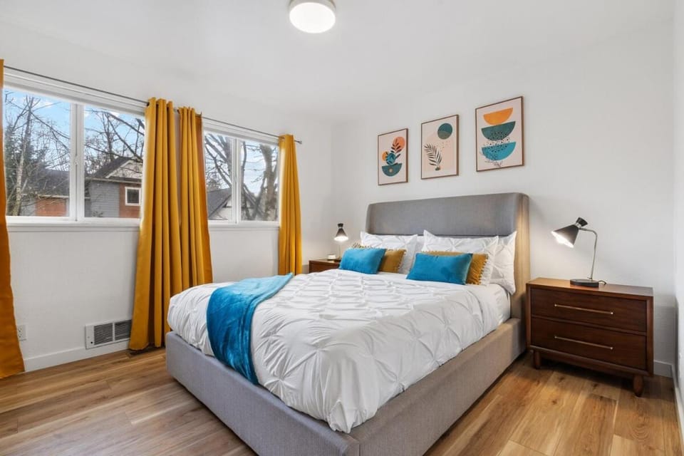 Photo of the whole room, Bedroom
