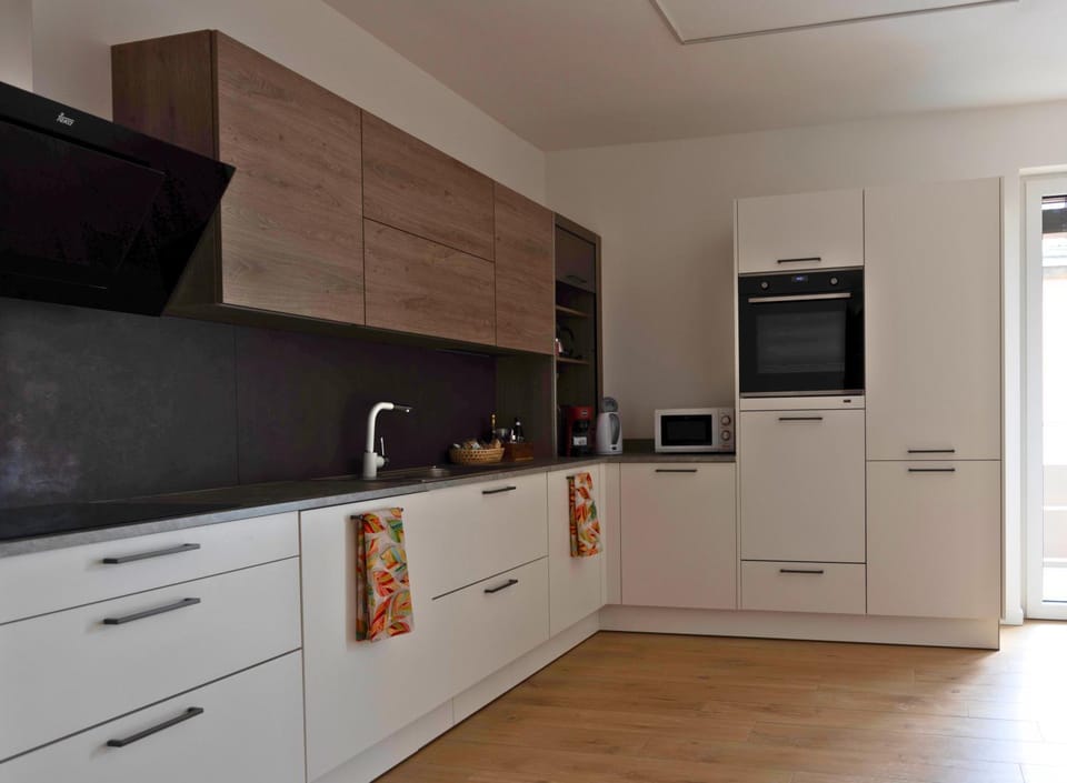 Kitchen or kitchenette, dishwasher, stove