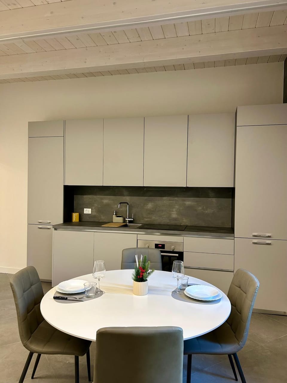 Kitchen or kitchenette, Dining area