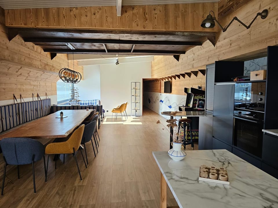 Communal lounge/ TV room, Kitchen or kitchenette, Living room, Banquet/Function facilities, Seating area, Dining area, kitchen