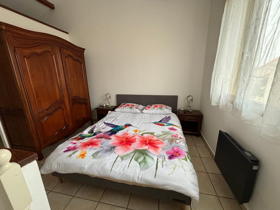 Bed, Photo of the whole room, wardrobe