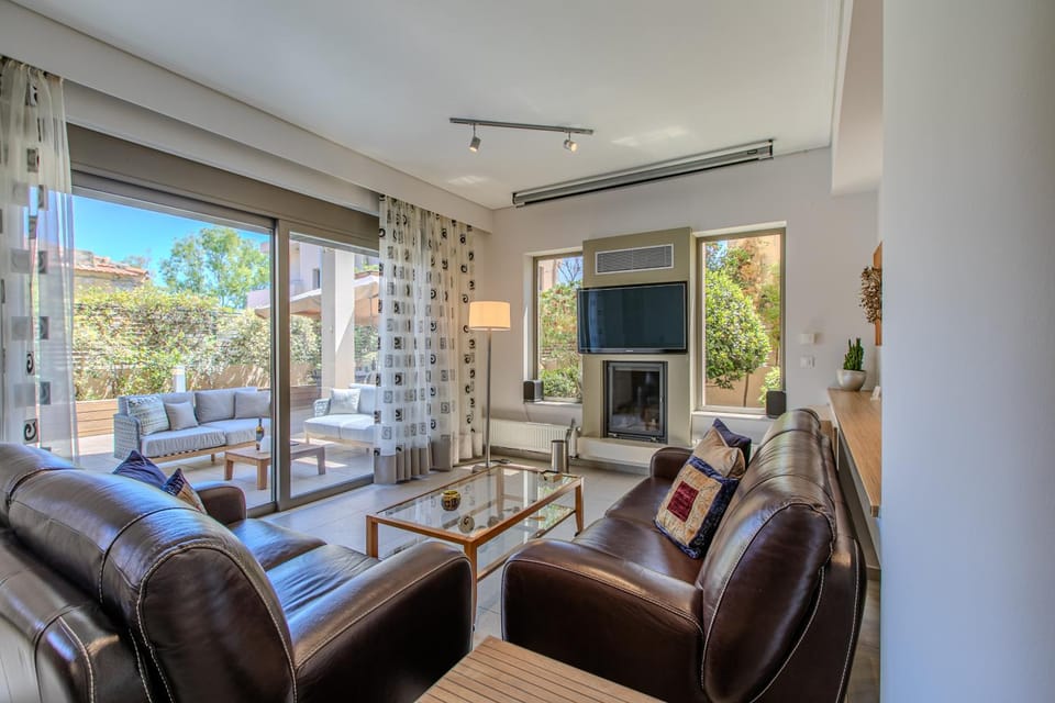 Communal lounge/ TV room, TV and multimedia, Living room, Seating area, Evening entertainment