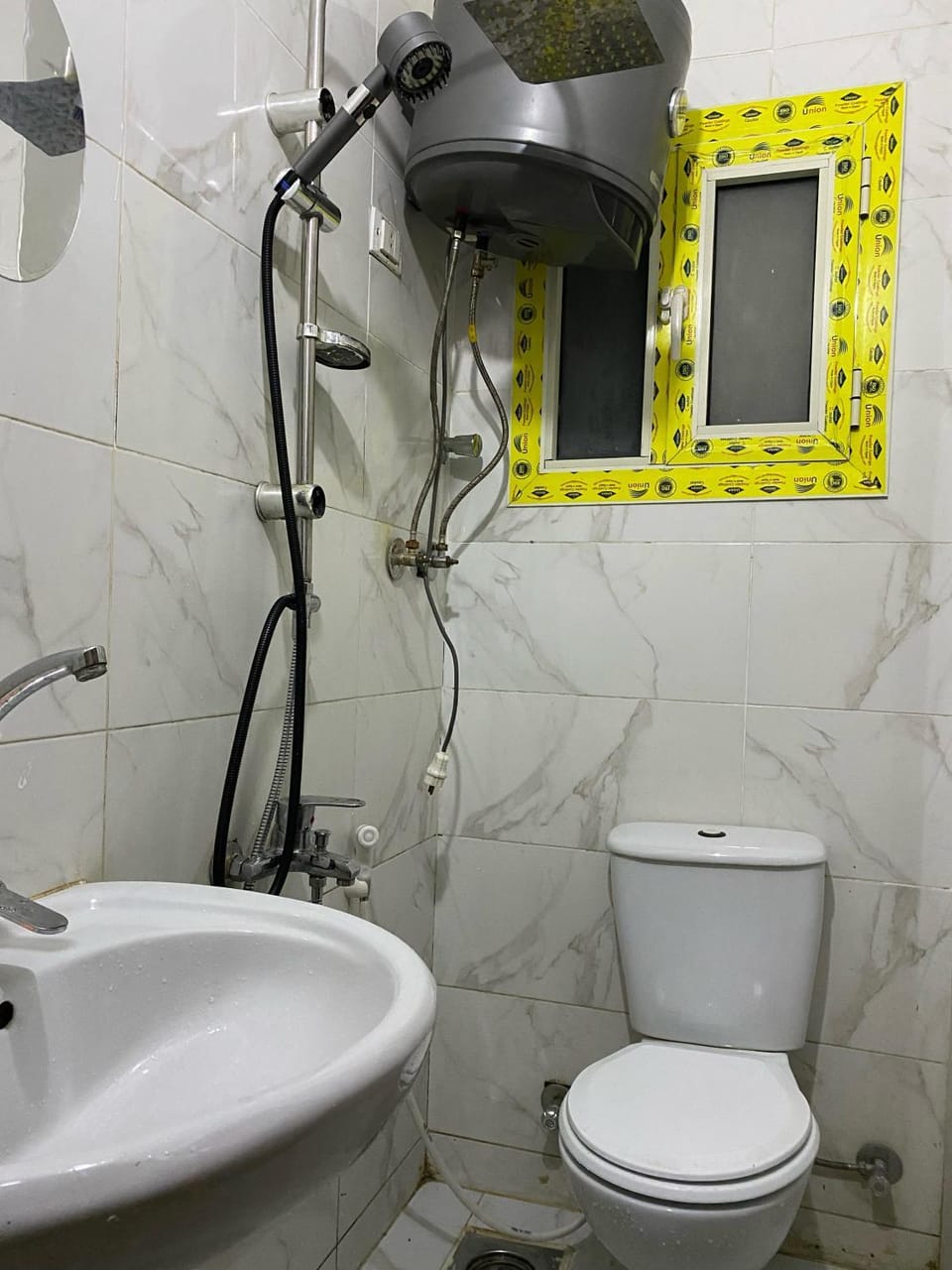 Shower, Toilet, Bathroom, Internal: Not applicable to any particular room