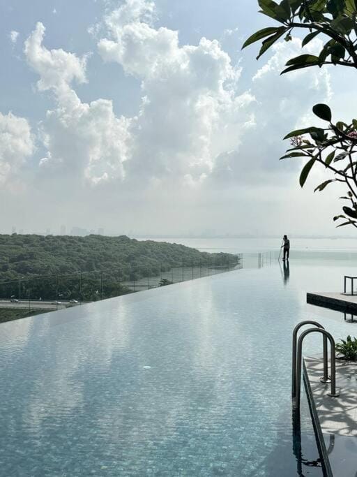 Urban Seaview with Infinity Pool, Luxury Modern Stylish 7pax 3Bedroom 3Queen House in George Town