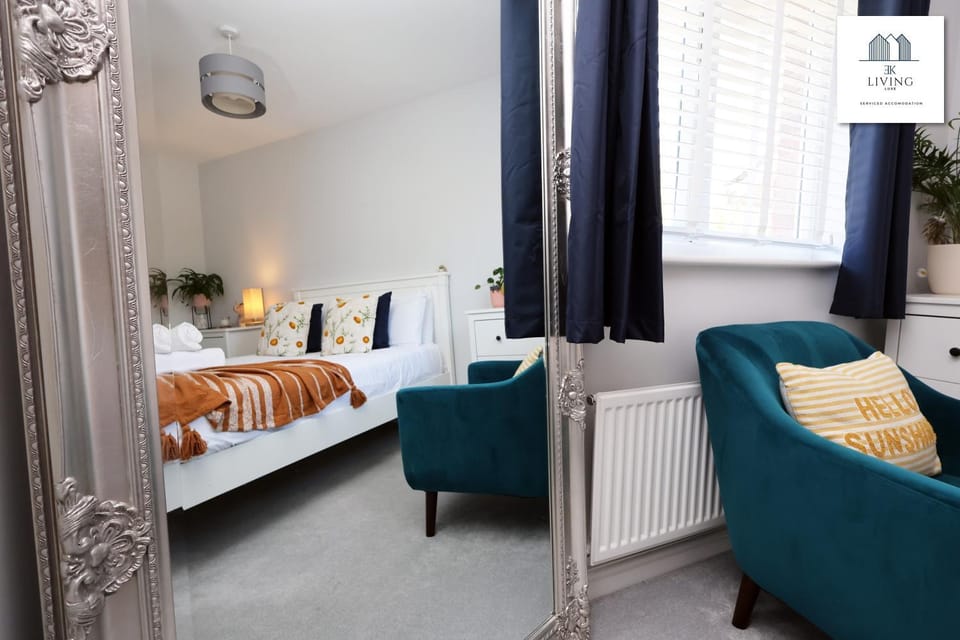 Spacious 3 Bed Home In The Heart Of Bridgend - By EKLIVING LUXE Short Lets & Serviced Accommodation Apartment in Bridgend