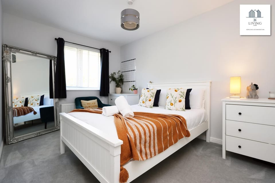 Spacious 3 Bed Home In The Heart Of Bridgend - By EKLIVING LUXE Short Lets & Serviced Accommodation Apartment in Bridgend