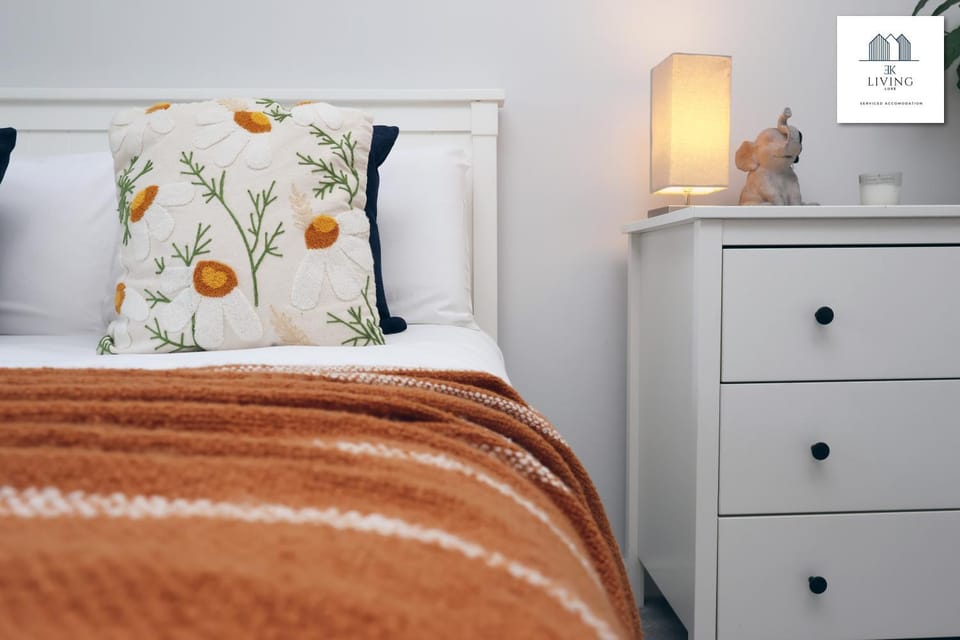 Spacious 3 Bed Home In The Heart Of Bridgend - By EKLIVING LUXE Short Lets & Serviced Accommodation Apartment in Bridgend