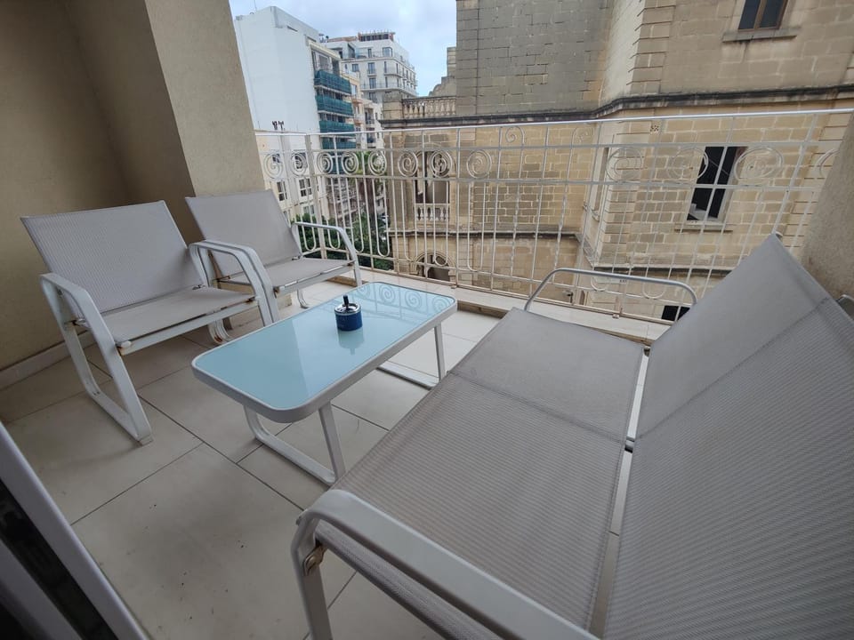 Balcony/Terrace, City view
