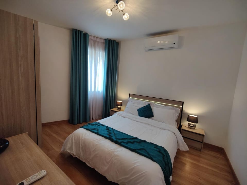 Bed, Bedroom, air conditioner