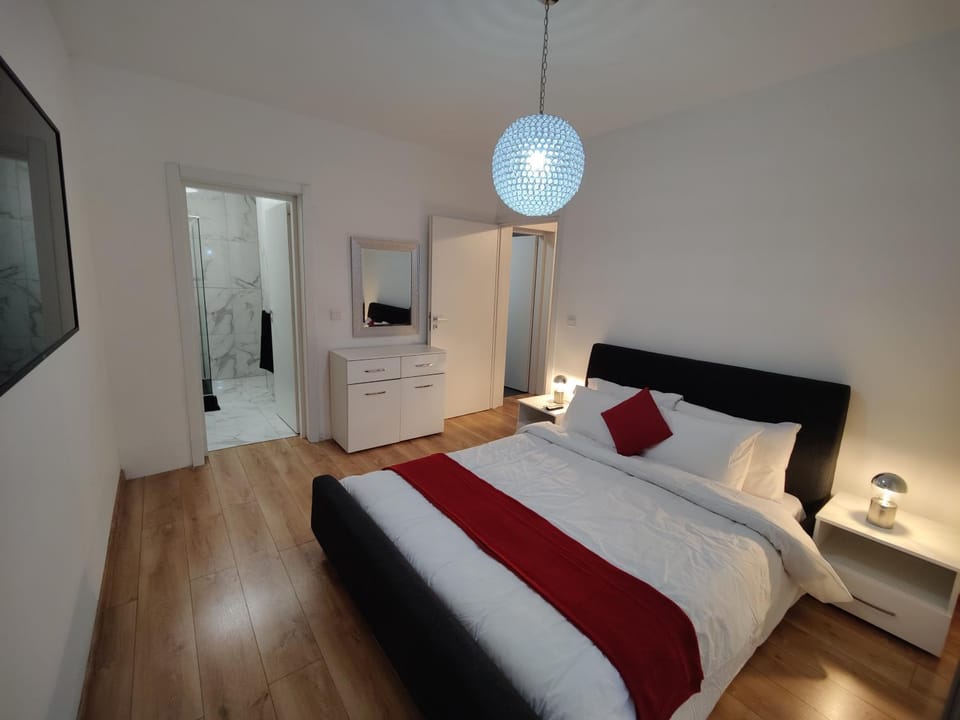 Bed, TV and multimedia, Bedroom