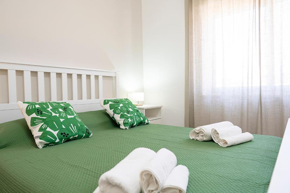 Bed, Bedroom, towels