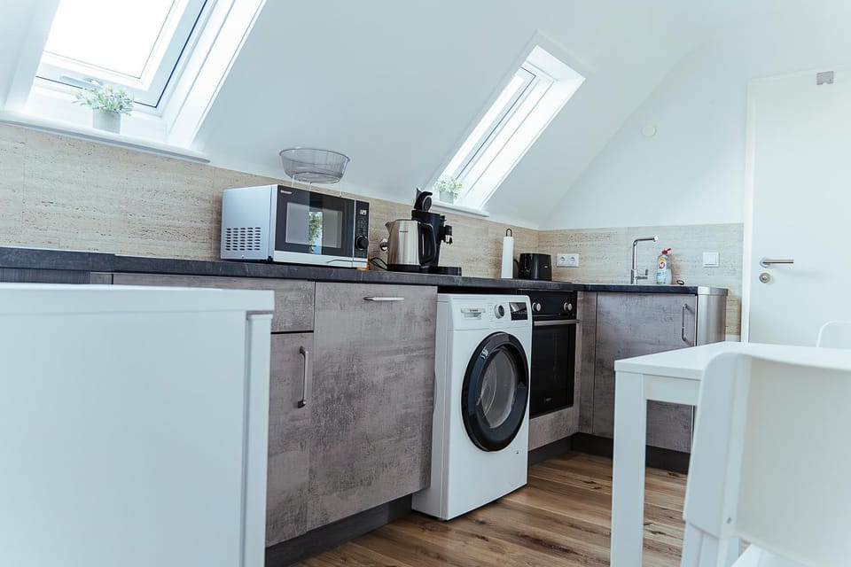 Coffee/tea facilities, Kitchen or kitchenette, dishwasher, oven, stove