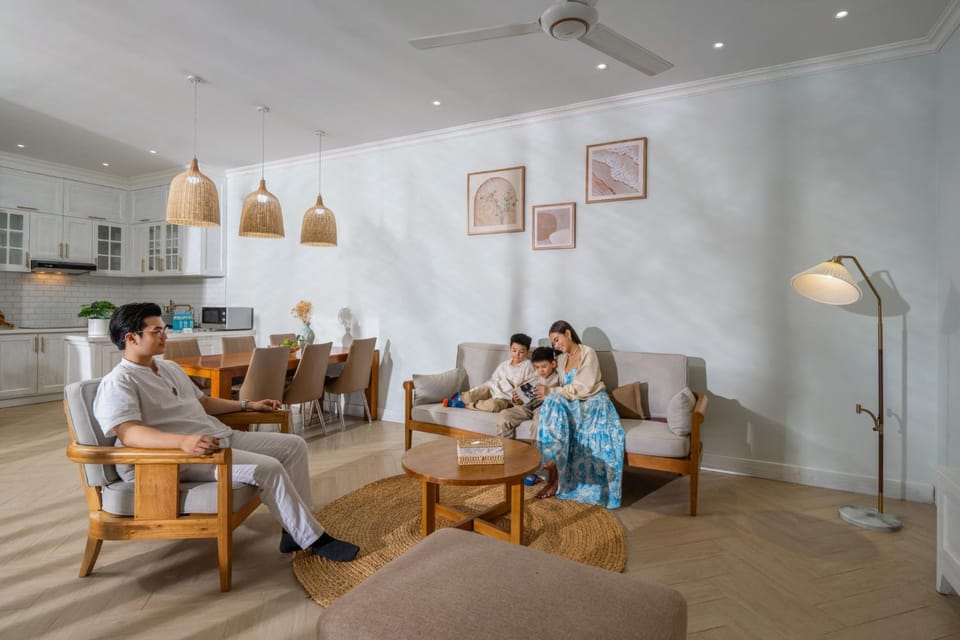 People, Living room, Seating area, Dining area