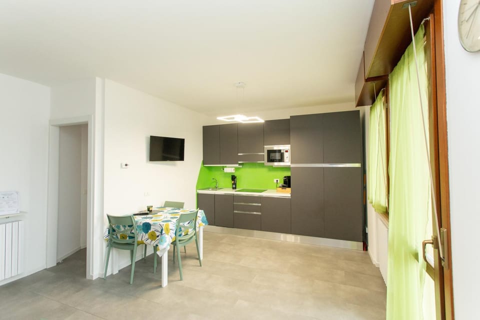 TV and multimedia, Kitchen or kitchenette, Dining area