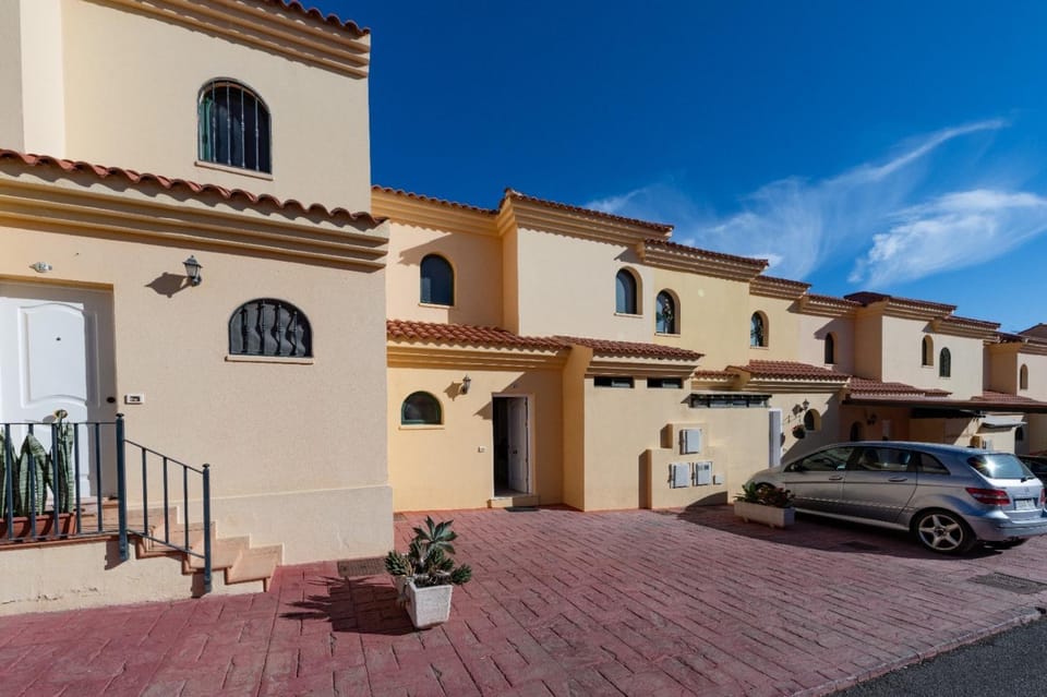 Facade/entrance, Day, Street view, Parking