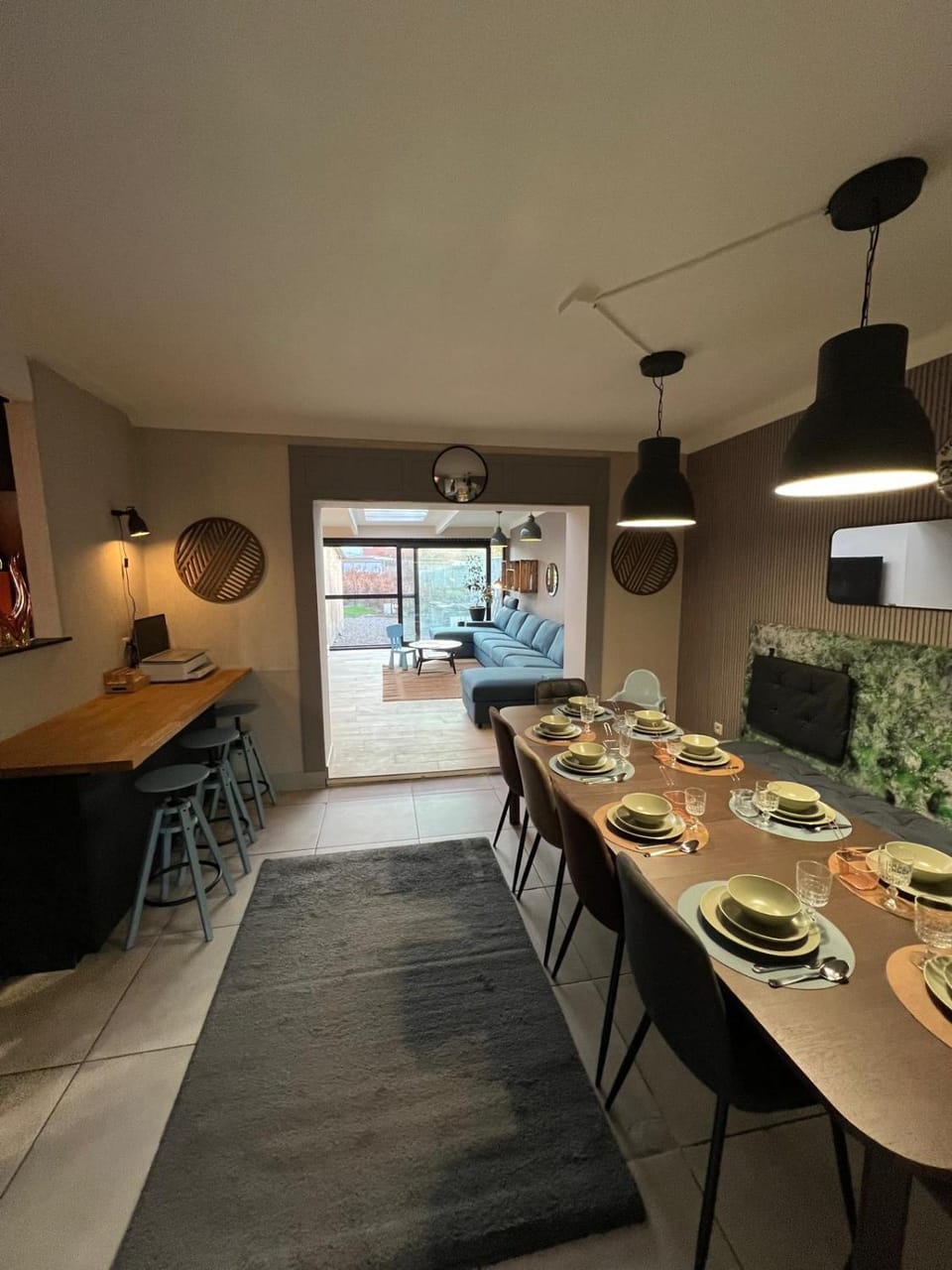 Living room, Food and drinks, Seating area, Dining area, Food