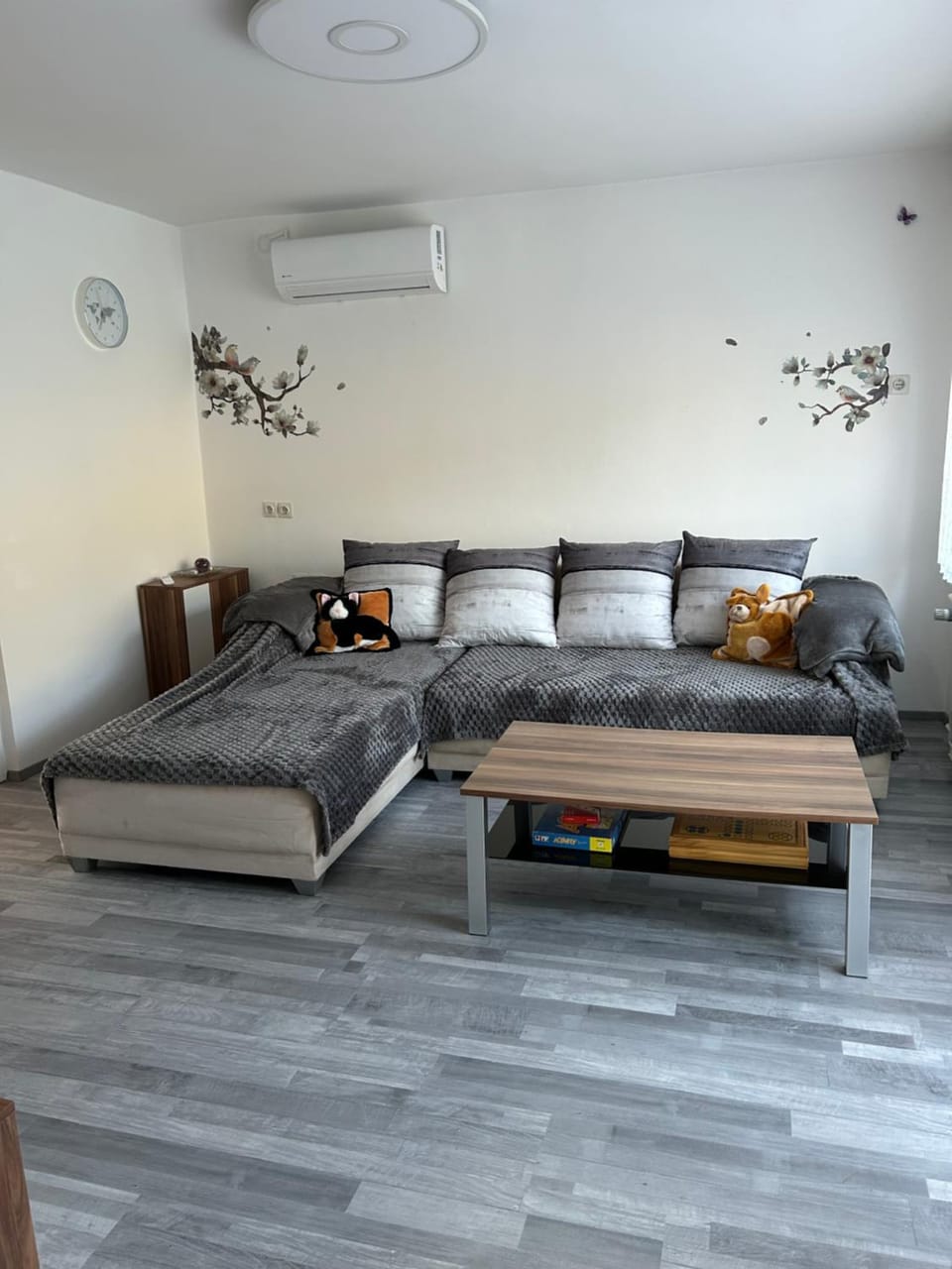 Living room, Seating area, heating, pet friendly, air conditioner