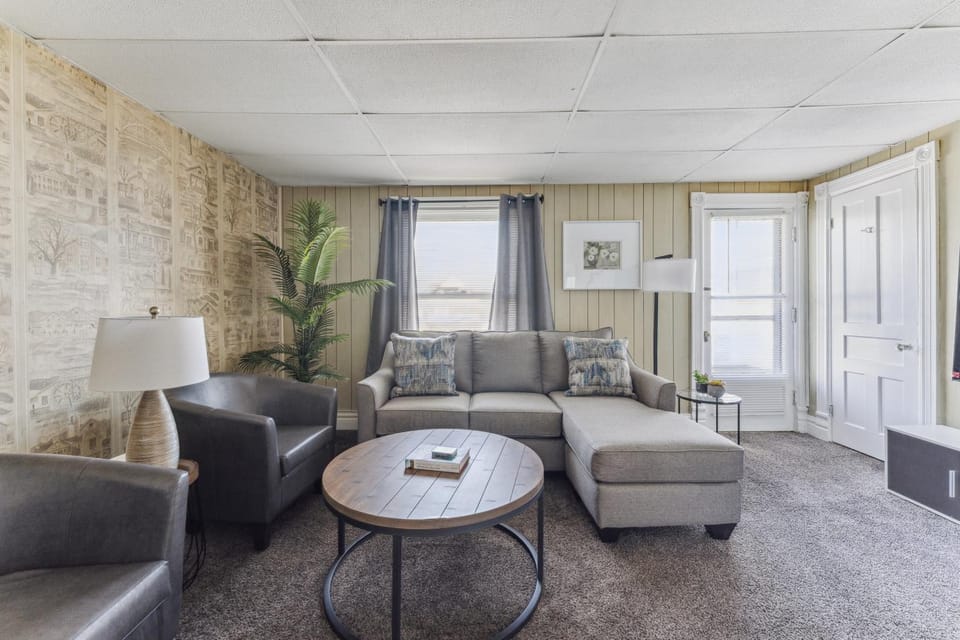 Snug Escape Close to Niagara Falls home Apartment in Niagara Falls