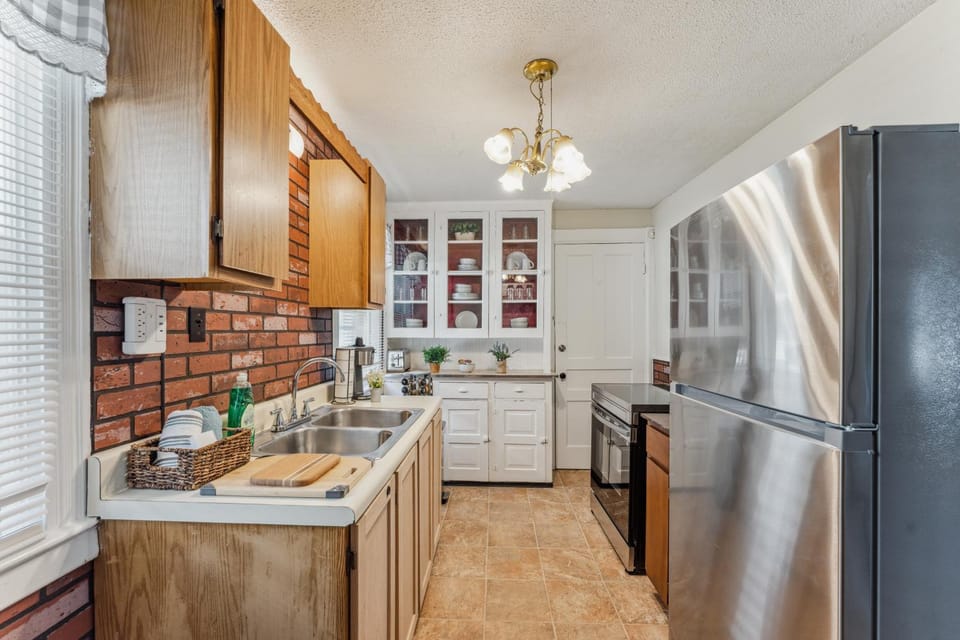 Snug Escape Close to Niagara Falls home Apartment in Niagara Falls