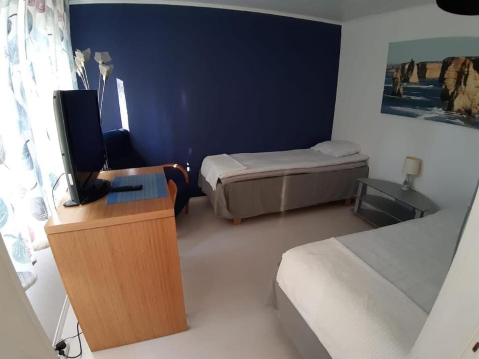 Bed, TV and multimedia, Photo of the whole room, Bedroom
