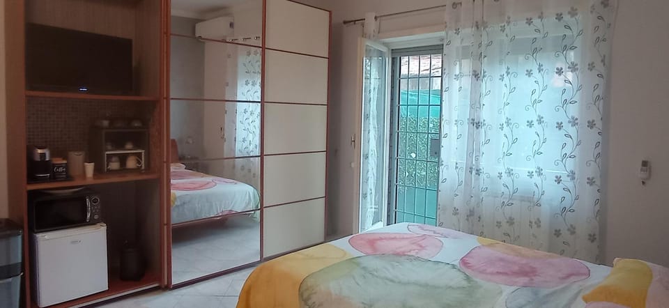 Bed, Photo of the whole room, Bedroom, minibar, wardrobe