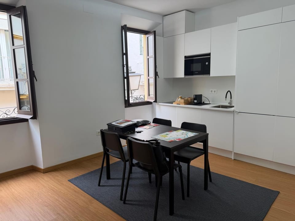 Kitchen or kitchenette, Seating area, Dining area, Food, Breakfast, Family, minibar, stove, kitchen