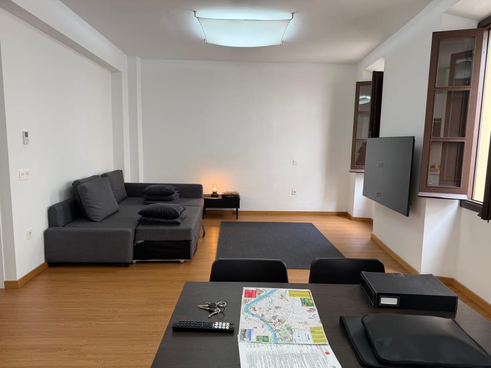 Communal lounge/ TV room, TV and multimedia, View (from property/room), Living room, Seating area, Dining area, Evening entertainment, Bedroom, City view, Street view, Time of day, Family, Quiet street view