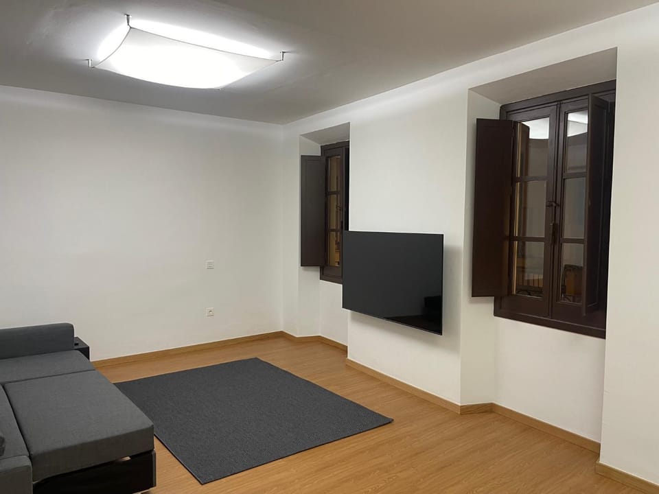 Communal lounge/ TV room, TV and multimedia, Living room, Seating area, Evening entertainment, Bedroom