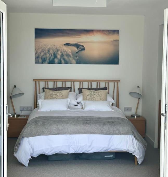 Relaxing private entrance ensuite room with stunning sea view and swimspa Apartment in Ventnor