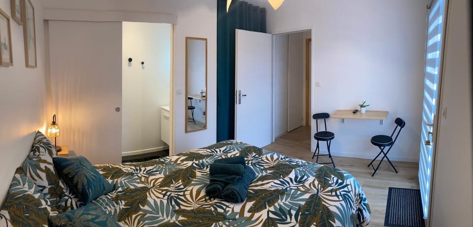 Bed, Photo of the whole room, Seating area, Dining area, Bedroom