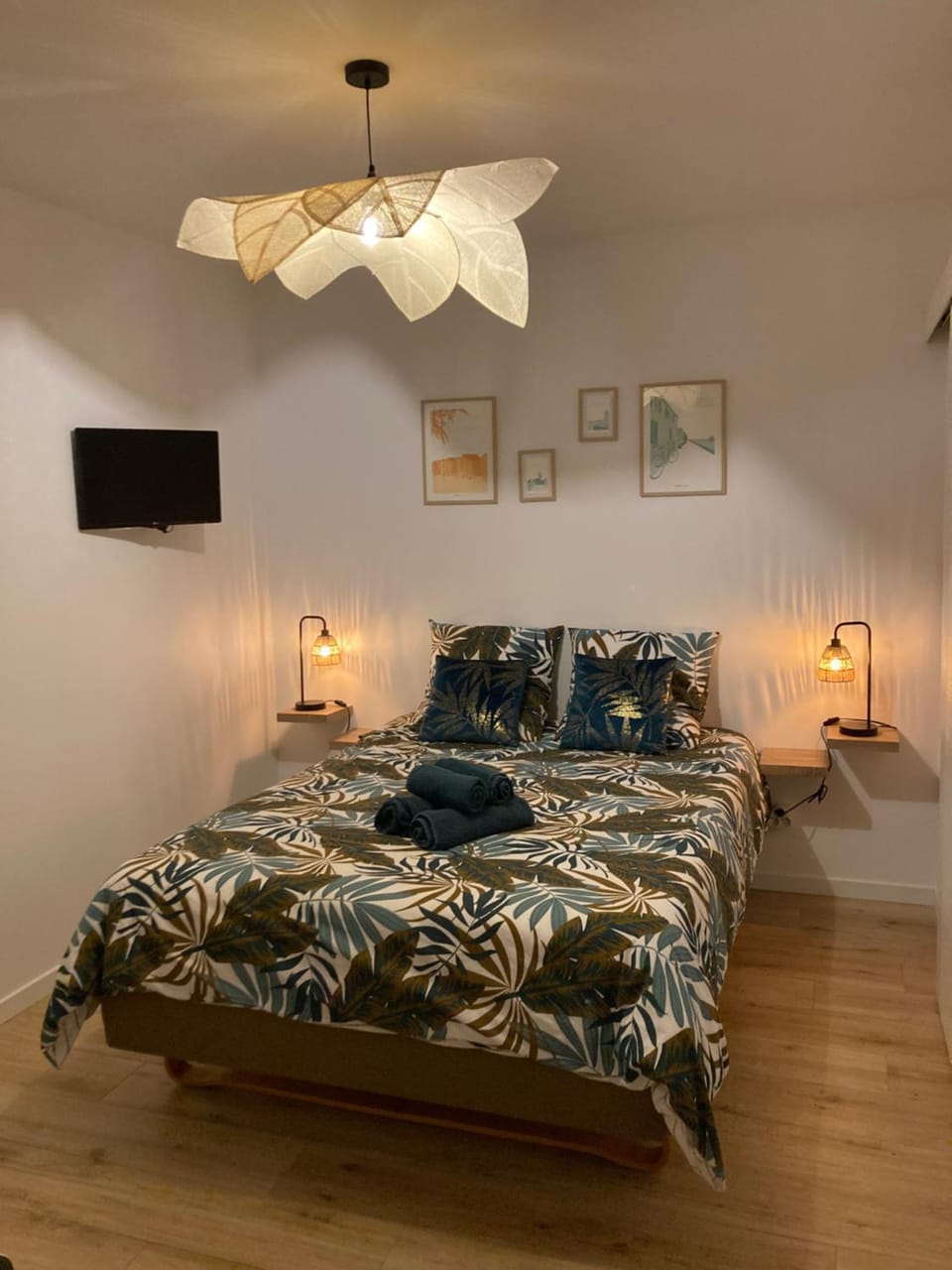 Bed, TV and multimedia, Bedroom