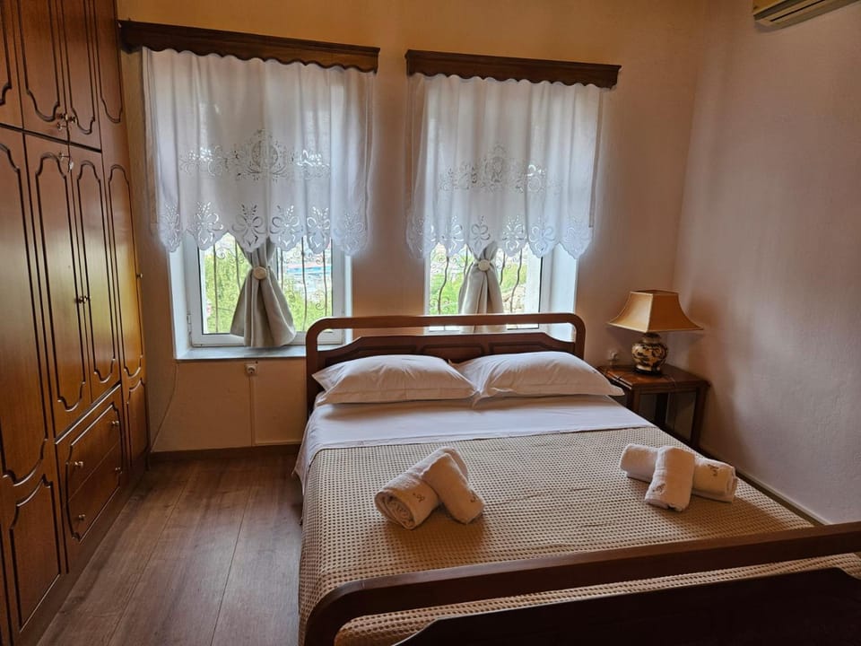 Bed, Photo of the whole room, Bedroom, towels, air conditioner