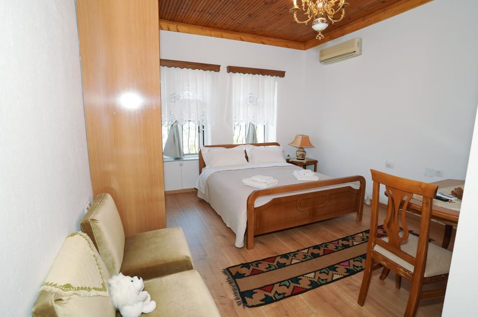 Photo of the whole room, Seating area, air conditioner