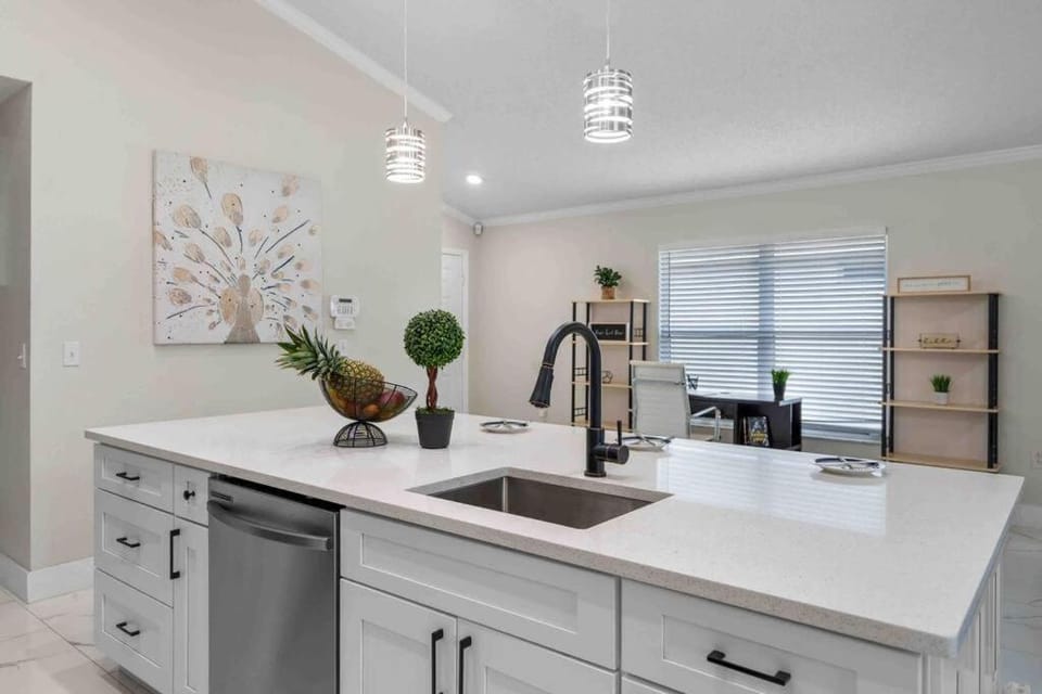 Modern Luxe Vacation, close 2 Disney, Heated Pool Villa in Four Corners