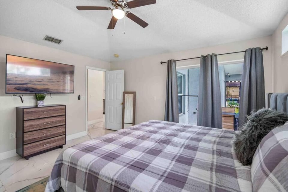 Modern Luxe Vacation, close 2 Disney, Heated Pool Villa in Four Corners