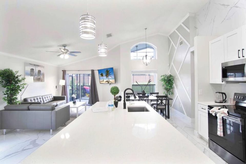Modern Luxe Vacation, close 2 Disney, Heated Pool Villa in Four Corners
