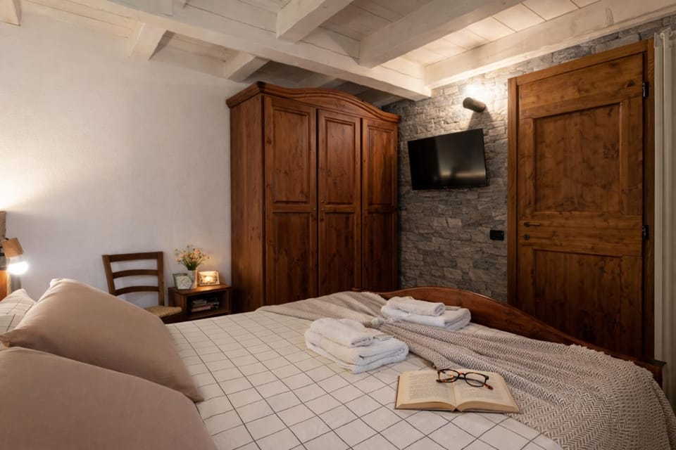 Bed, TV and multimedia, Bedroom, towels, wardrobe