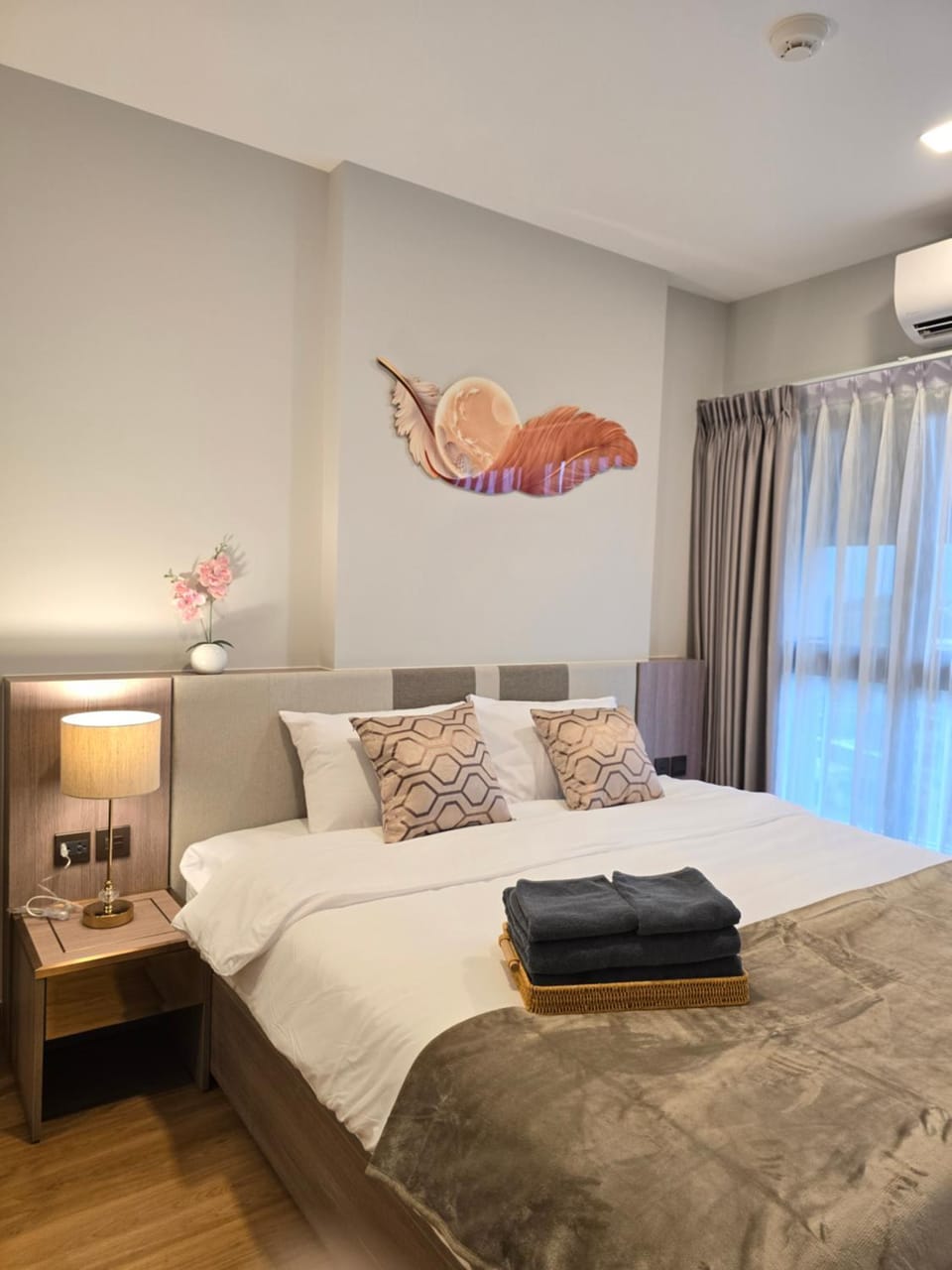 Bed, Photo of the whole room, Bedroom, towels