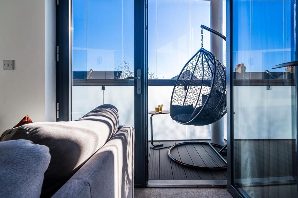 Day, Balcony/Terrace, Living room, Seating area