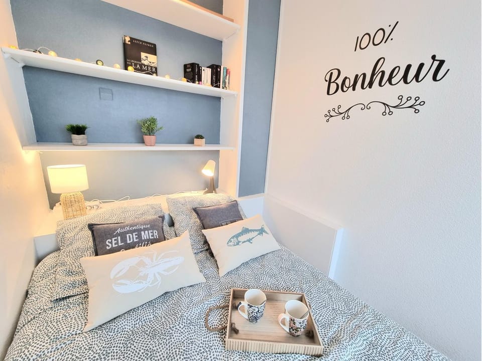 Bed, Photo of the whole room, Seating area, Bedroom, towels