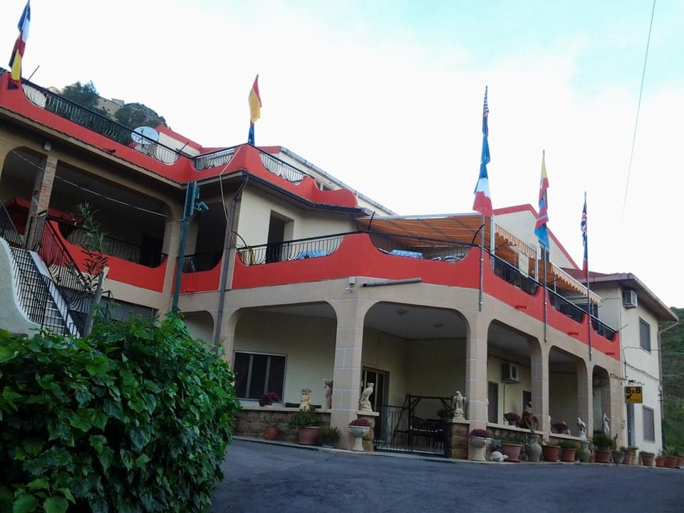 Facade/entrance
